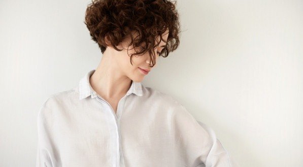 Imagem ilustrativa de uma mulher com cabelo curto!