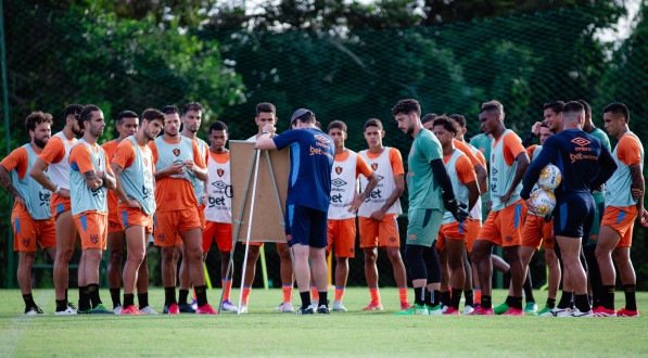 Daniel Paulista, técnico do Sport, em orientação durante treino no CT
