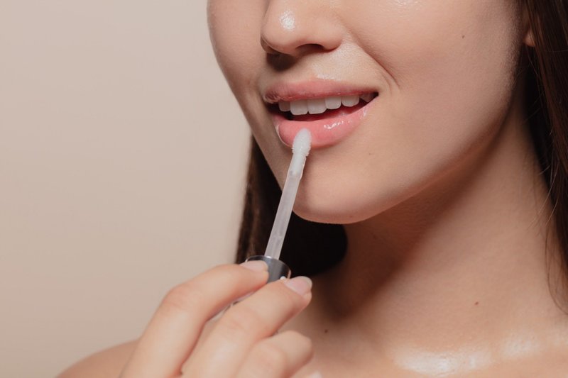 Imagem ilustrativa de uma mulher passando gloss!
