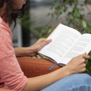 Imagem ilustrativa de mulher lendo um livro