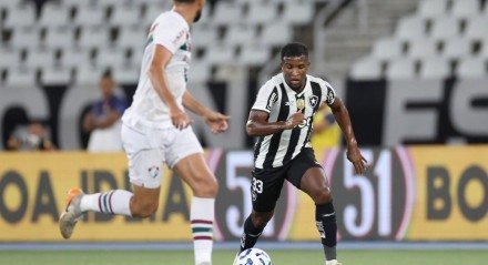 Sem espaço no Botafogo, Elias Manoel é emprestado ao Santa Clara até 2026. Atacante busca minutagem e evolução no futebol português