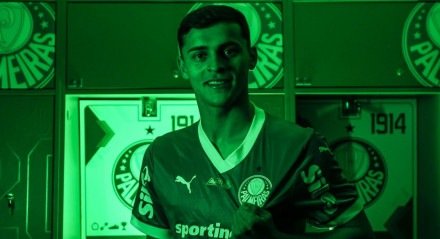 O Palmeiras anunciou na manhã desta quarta-feira(09), a contratação do atacante Ramón Sosa, de 25 anos. O atleta paraguaio estava no Nottingham Forest da Inglaterra e chega ao Verdão para suprir as perdas de Estevão e Paulinho. De acordo com o Portal GE, o Palmeiras irá desembolsar cerca de 14 milhões de euros (89,5 milhões [&#8230;]