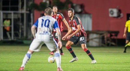O Vitória não teve um bom retorno após a pausa para a disputa da Copa do Mundo de Clubes da Fifa. Na noite desta terça-feira (8), no estádio Barradão, a equipe baiana foi derrotada pelo Confiança por 1 a 0 e está eliminada da Copa do Nordeste nas quartas de final. O único gol da [&#8230;]