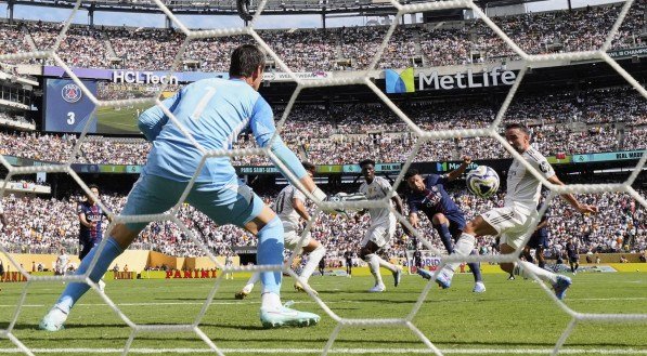 Lance de um dos gols do PSG sobre o Real Madrid no Super Mundial de Clubes