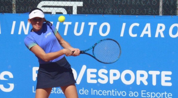 Paranaense Giulia Ferreira também avançou e desafia principal favorita no torneio realizado no Clube 3 Marias e na Academia DM Tênis. Ao todo são 350 atletas de 10 países