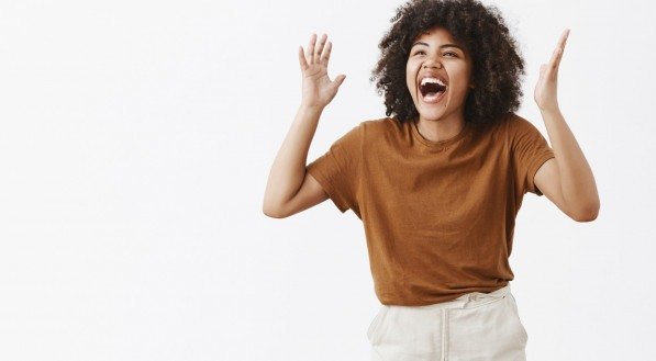 Imagem de uma mulher pulando de felicidade para representar o conceito feliz