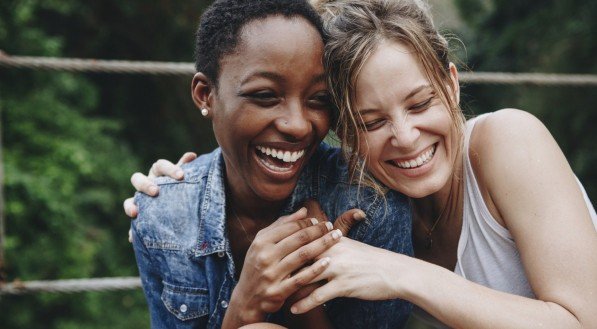 Imagem ilustrativa de duas mulheres felizes, sorrindo