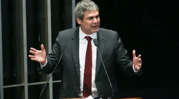 Líder do PT na Câmara diz que tarifas de Trump são ataque à democracia