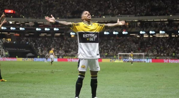 Matheusinho celebra gol marcado pelo Criciúma