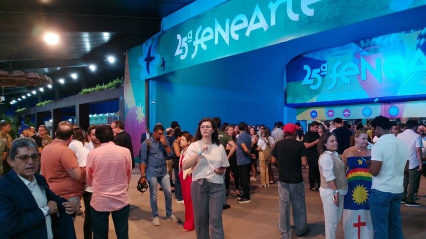 Corredores movimentados na Fenearte, que deve superar os R$ 108 milhões de impacto econômico e atrair milhares de visitantes ao longo dos 12 dias de evento