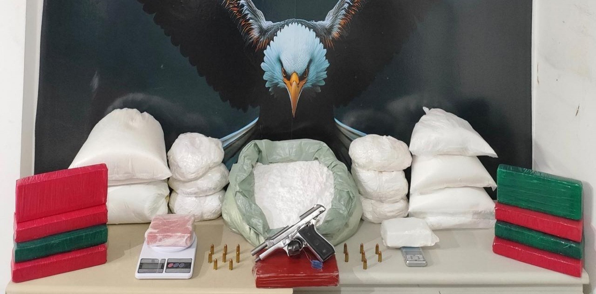 Durante a abordagem, os policiais encontraram cerca de 7 quilos de cocaína no carro