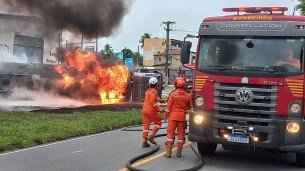 O Corpo de Bombeiros Militar está no local