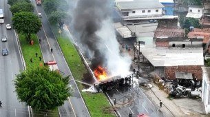 Fogo se alastrou e atingiu sete casas na Comunidade Santos Cosme e Damião.