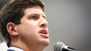 João Campos diz que é hora de defender os empregos dos brasileiros 