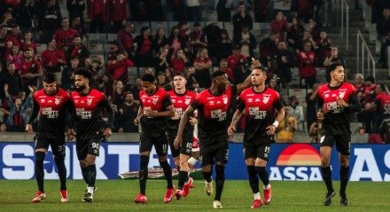 Jogadores do Athletico-PR comemoram gol