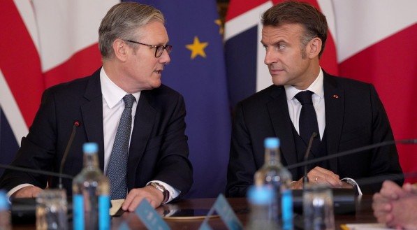 Reino Unido e França selam pacto nuclear inédito para blindar defesa europeia
