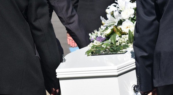 Imagem ilustrativa de um sepultamento, de um caixão