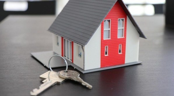 Miniatura de casa com chaves ao lado