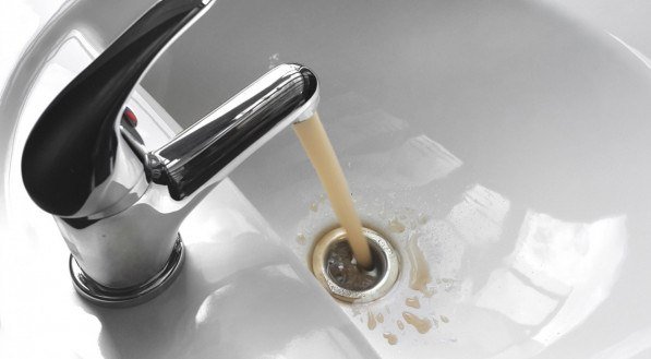 Sonhar com água barrenta é bom ou ruim? Entenda o significado!