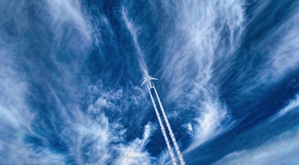 Imagem ilustrativa de avião que sobrevoa