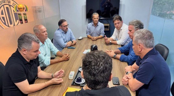 Dirigentes do Confiança reunidos com investidores do Consórcio Dragão