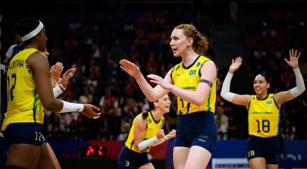 Jogadoras da Seleção Brasileira Feminina de Vôlei celebram ponto na VNL