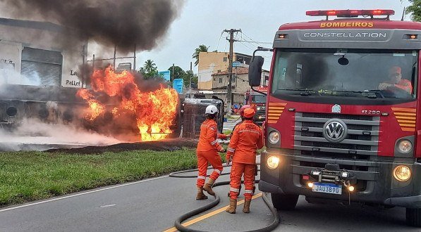 O Corpo de Bombeiros Militar está no local