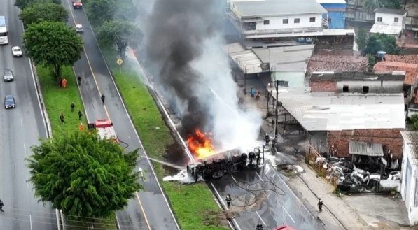 Fogo se alastrou e atingiu sete casas na Comunidade Santos Cosme e Damião.