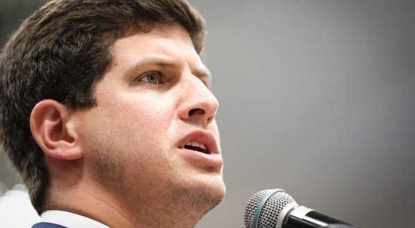 João Campos diz que é hora de defender os empregos dos brasileiros
