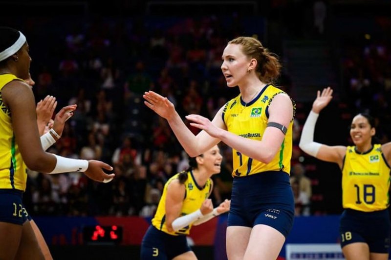 Jogadoras da Seleção Brasileira Feminina de Vôlei celebram ponto na VNL