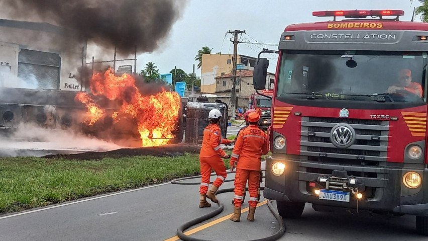 O Corpo de Bombeiros Militar está no local