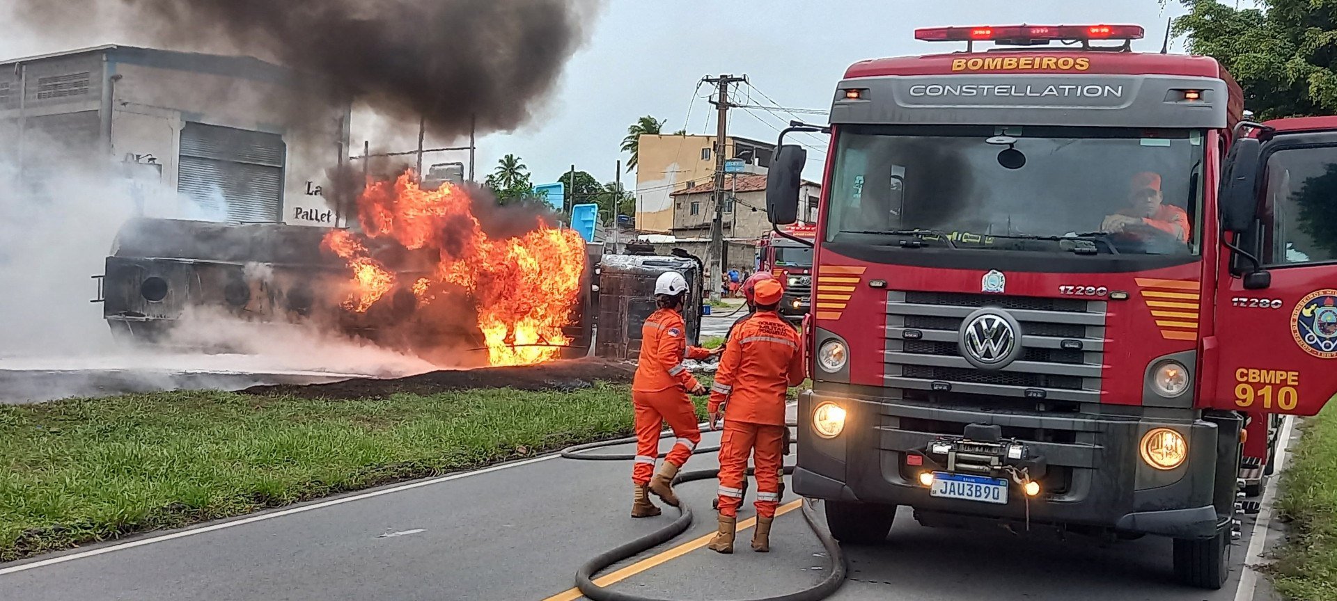 Carreta pega fogo na BR-101 nesta quinta-feira (10), em Igarassu; pista sentido João Pessoa está interditada