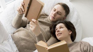Imagem ilustrativa de um casal lendo seus respectivos livros juntos