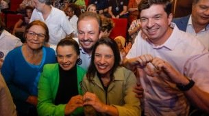 Raquel Lyra ladeada por aliados políticos no lançamento da segunda edição do Pernambuco Meu País, no Recife