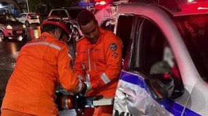 Caos no trânsito: acidentes em sequência envolvem viaturas policiais e caminhão em cruzamento movimentado da cidade