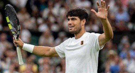 Espanhol passou em quatro sets pelo americano Fritz e espera Djokovic ou Sinner para final de domingo