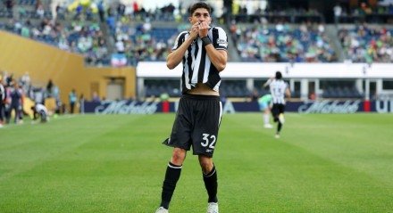 Botafogo oficializa transferência de Jair para o Nottingham Forest