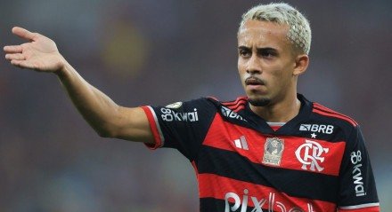 Vestindo a camisa 10, o jovem foi destaque da partida com dois golaços e aproveitou o intervalo para esclarecer boatos sobre sua ida à base