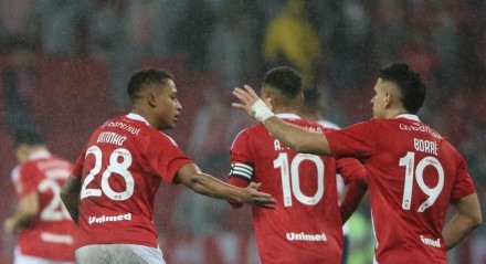 Jogadores do Internacional comemoram gol