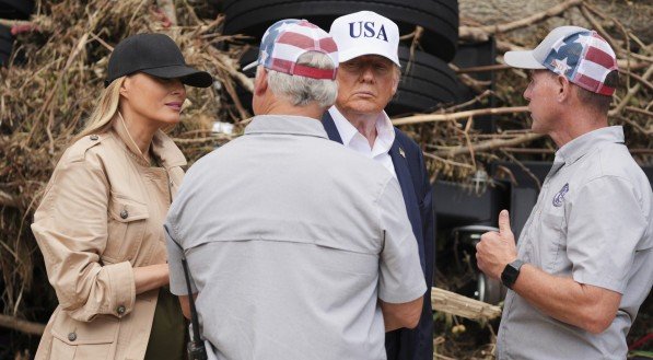 Trump visitou áreas afetadas no Texas, nesta sexta-feira (11)