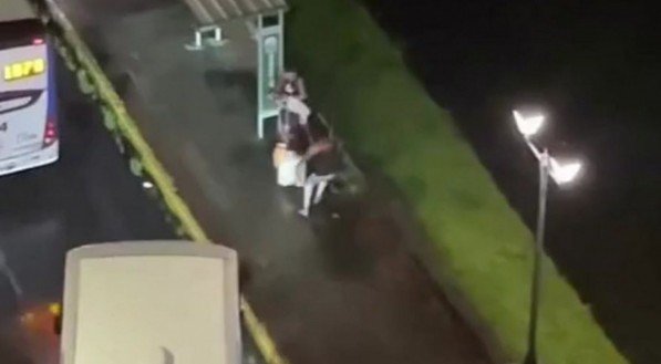 Violência no Centro do Recife: mulher é assaltada e arrastada em parada de ônibus na Rua da Aurora