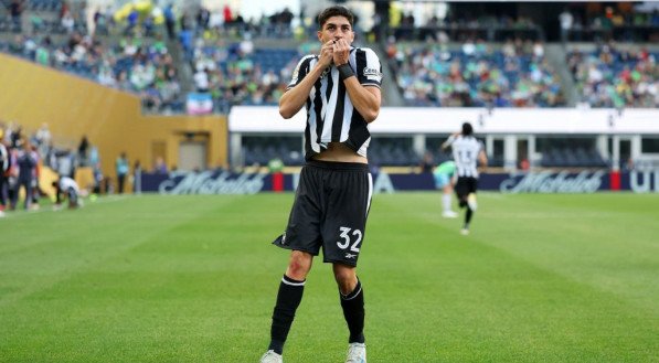 Botafogo oficializa transferência de Jair para o Nottingham Forest