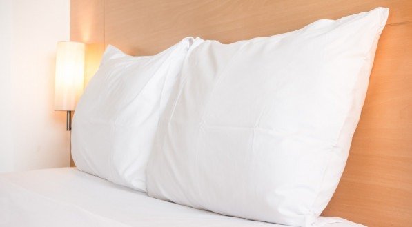 Imagem de travesseiros em uma cama