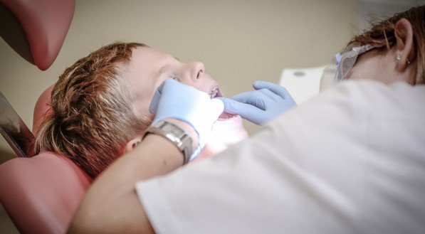 Imagem ilustrativa de uma criança no dentista