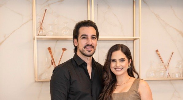 Dra Mariana Moraes e Fabrício Navarro durante evento de abertura 