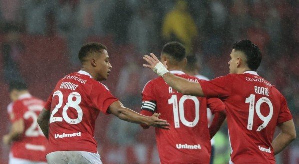 Jogadores do Internacional comemoram gol