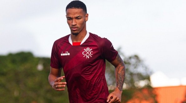 Imagem do meia Lucas Cardoso em treino do Náutico