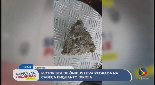 Imagem de pedra lançada contra motorista de ônibus