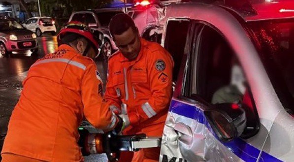 Caos no trânsito: acidentes em sequência envolvem viaturas policiais e caminhão em cruzamento movimentado da cidade