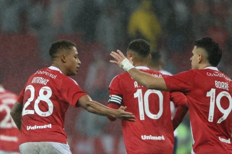 Jogadores do Internacional comemoram gol